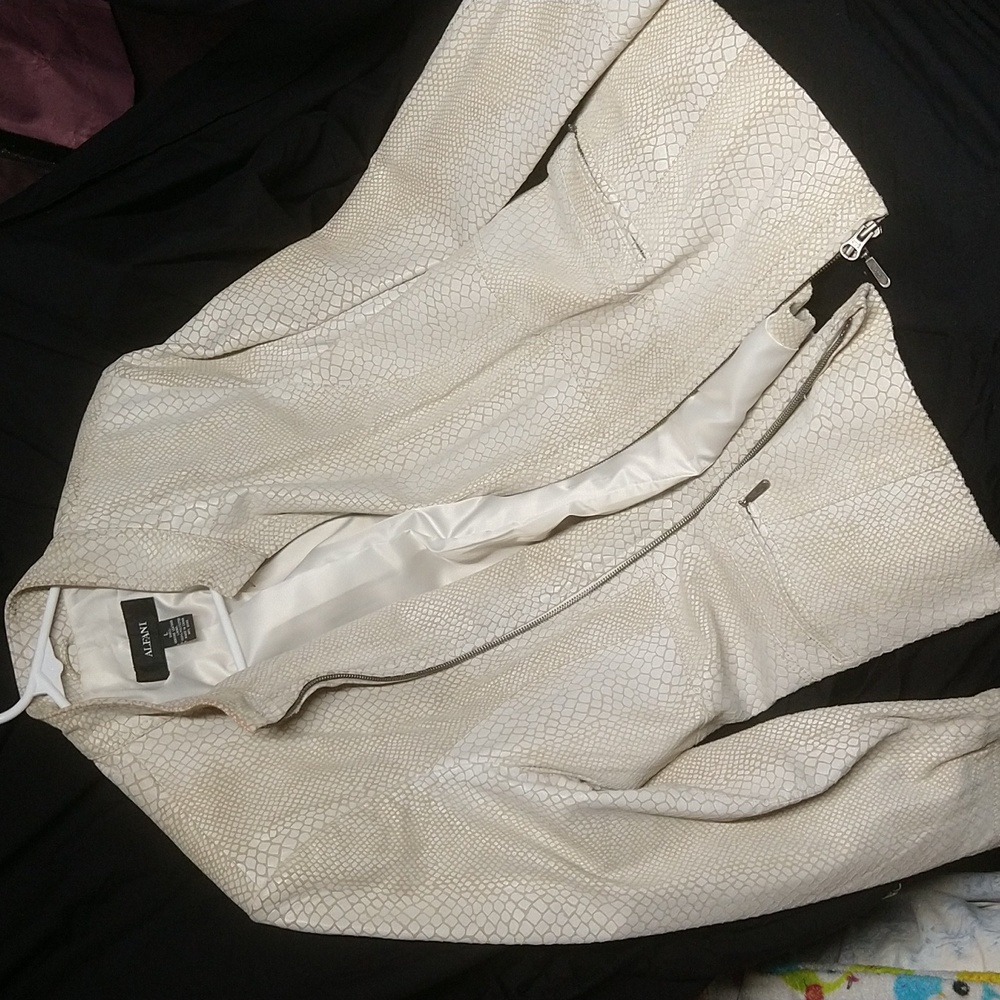 NWOT Alfani women's genuine leather jacket (L)